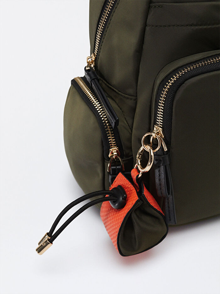 Teknik Kumaş Charm'lı Sırt Çantası