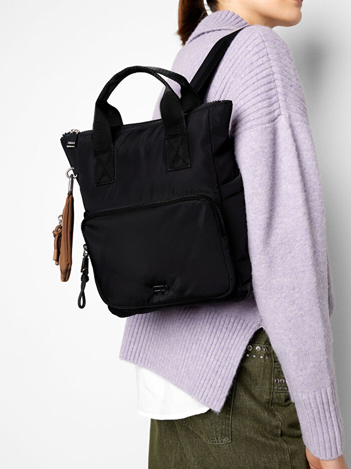 Teknik Kumaş Charm'lı Sırt Çantası