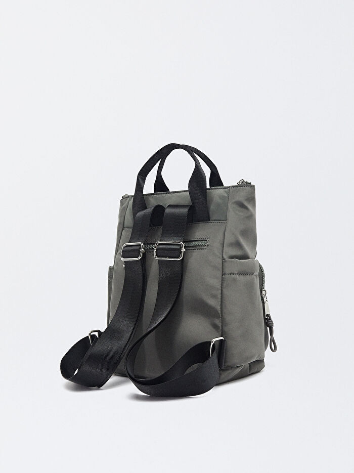 Teknik Kumaş Charm'lı Sırt Çantası