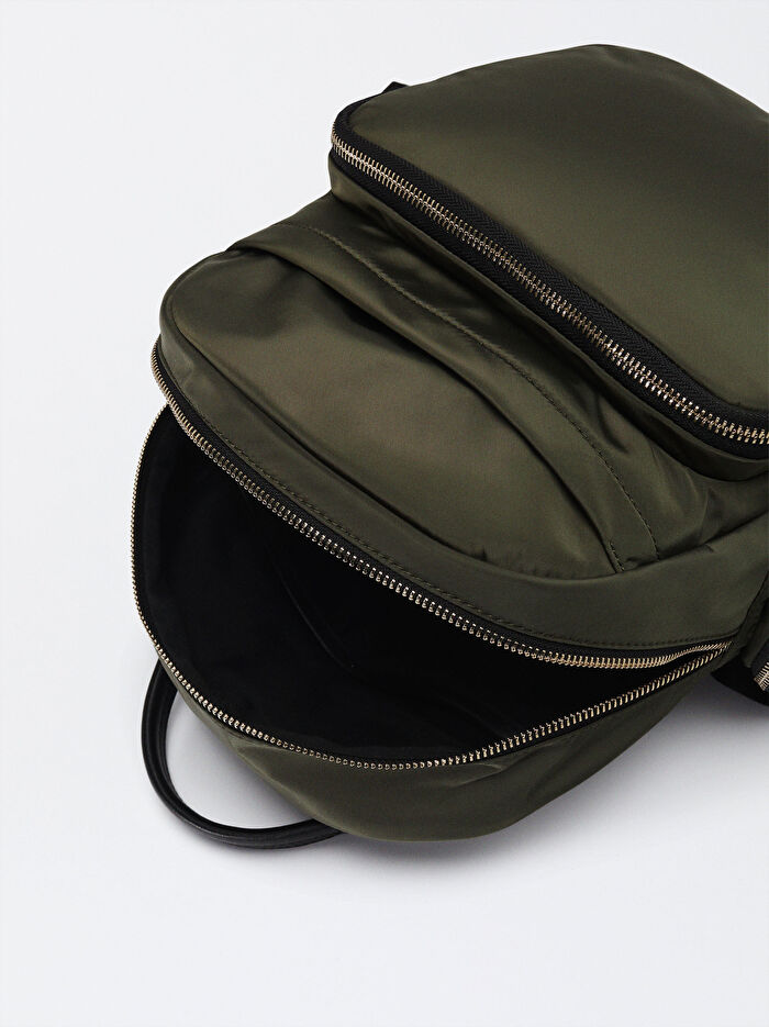 Teknik Kumaş Charm'lı Sırt Çantası