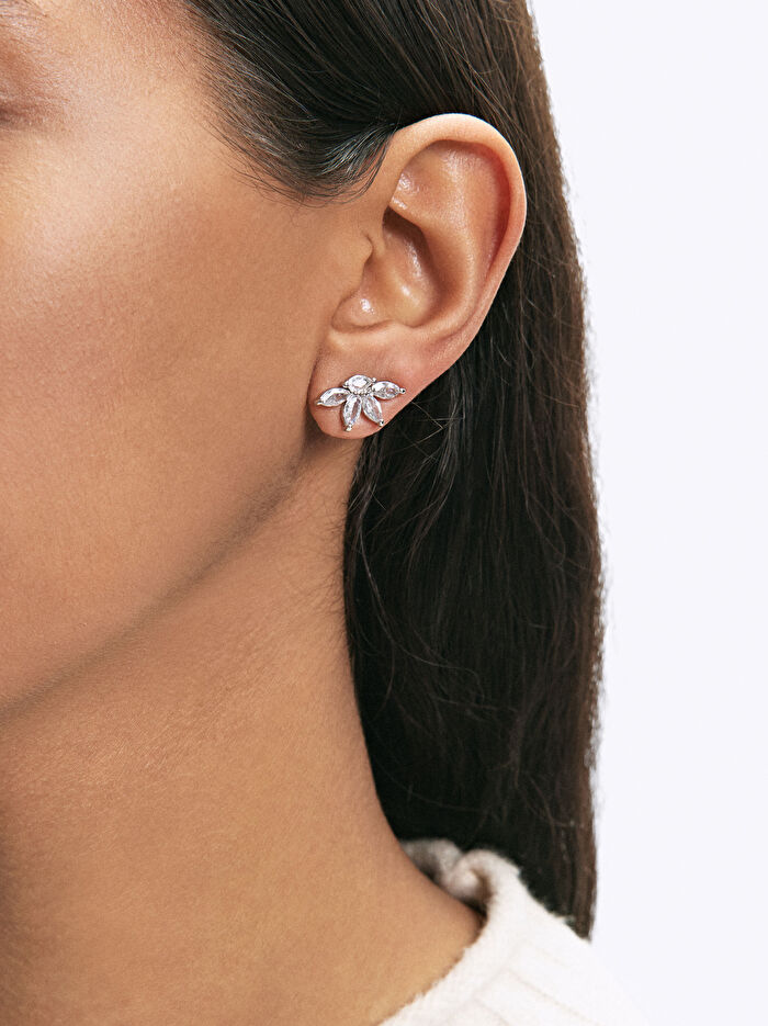 Zirkon Taş Detaylı Çiçek Motifli Küpe