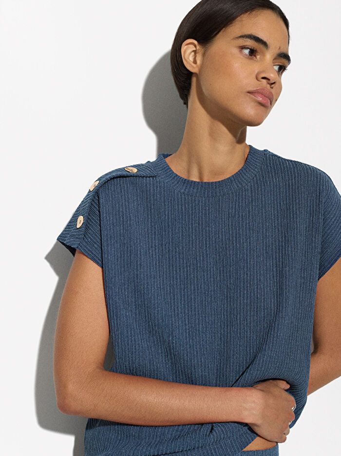 Yan Düğme Detaylı T-Shirt