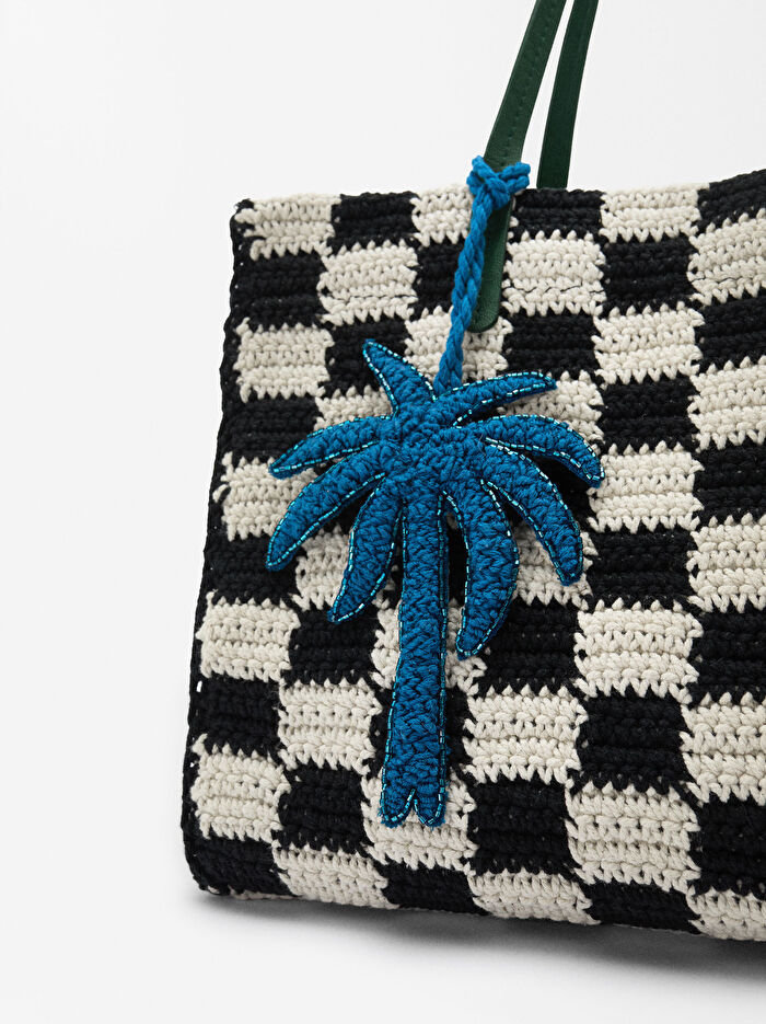 Kroşe Örgü Charm'lı Tote Çanta