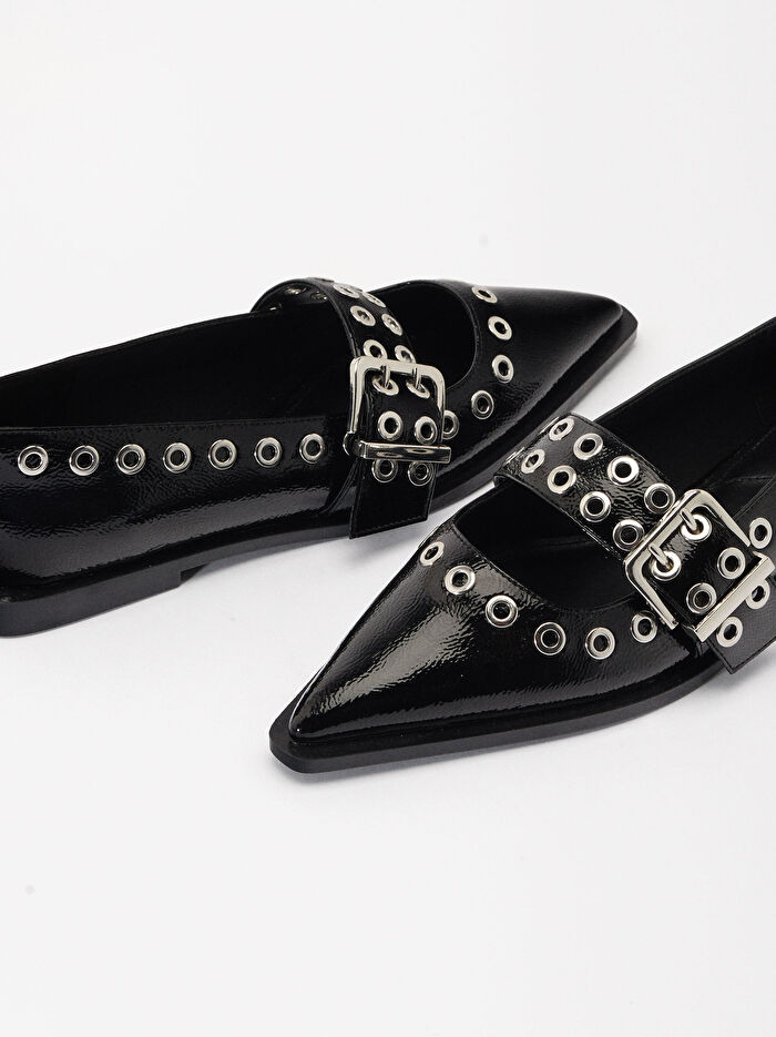 Zımba Detaylı ve Tokalı Düz ​​Ayakkabı