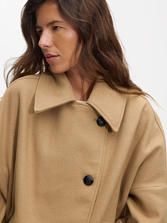 Düğmeli Yün Kaban