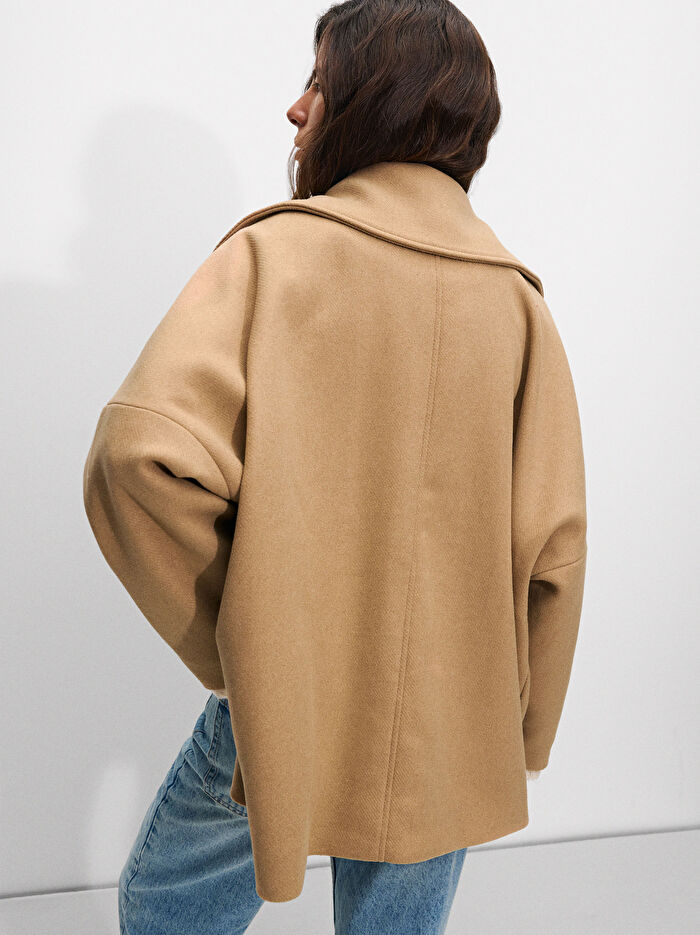 Düğmeli Yün Kaban