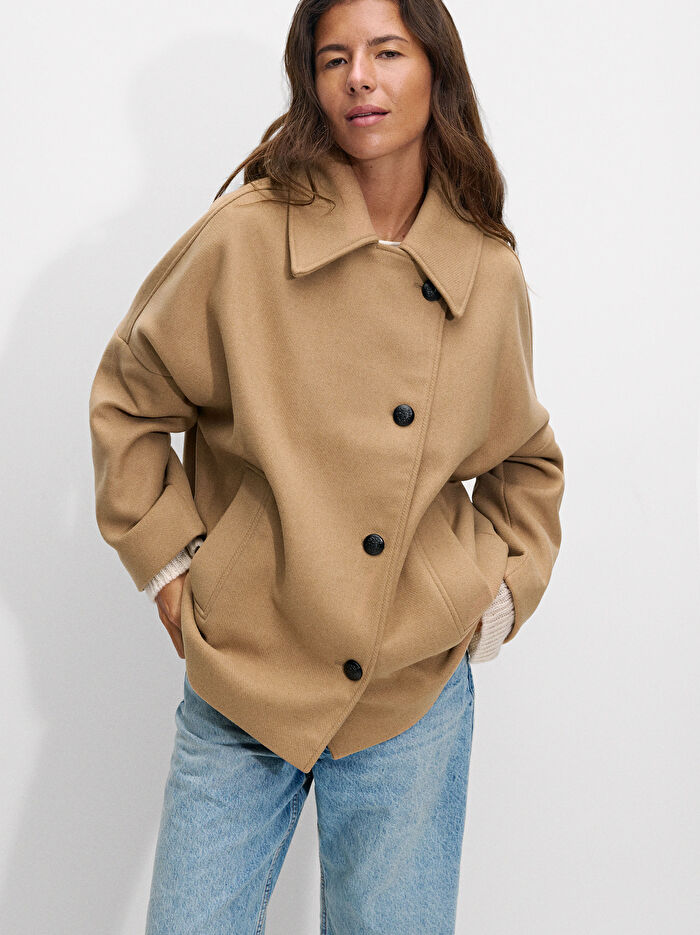 Düğmeli Yün Kaban