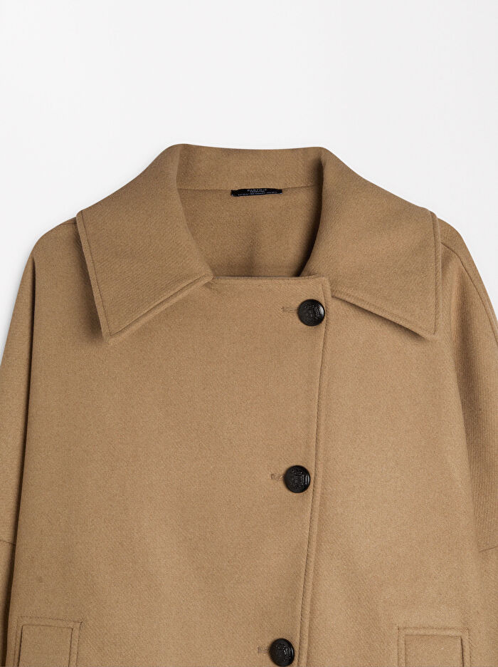 Düğmeli Yün Kaban