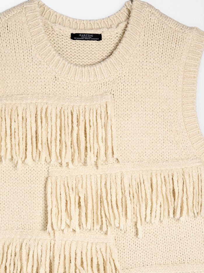 Püsküllü Örme Yelek