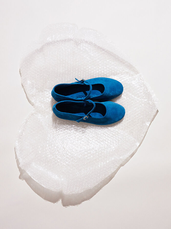 Askılı ve Tokalı Deri Babet