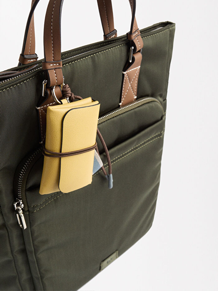 Teknik Kumaş Charm'lı Sırt Çantası