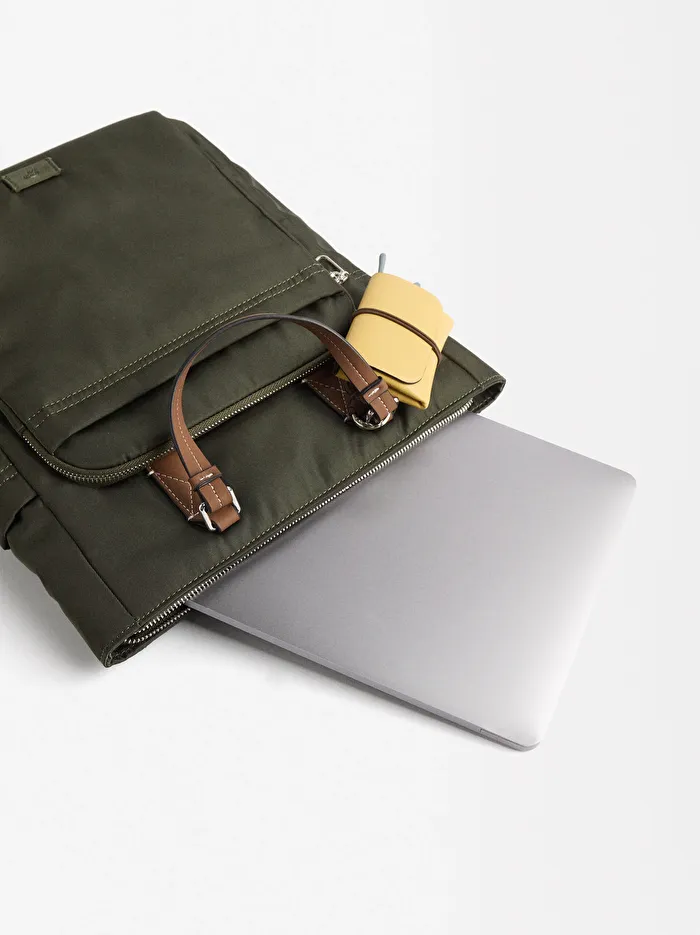 Teknik Kumaş Charm'lı Sırt Çantası