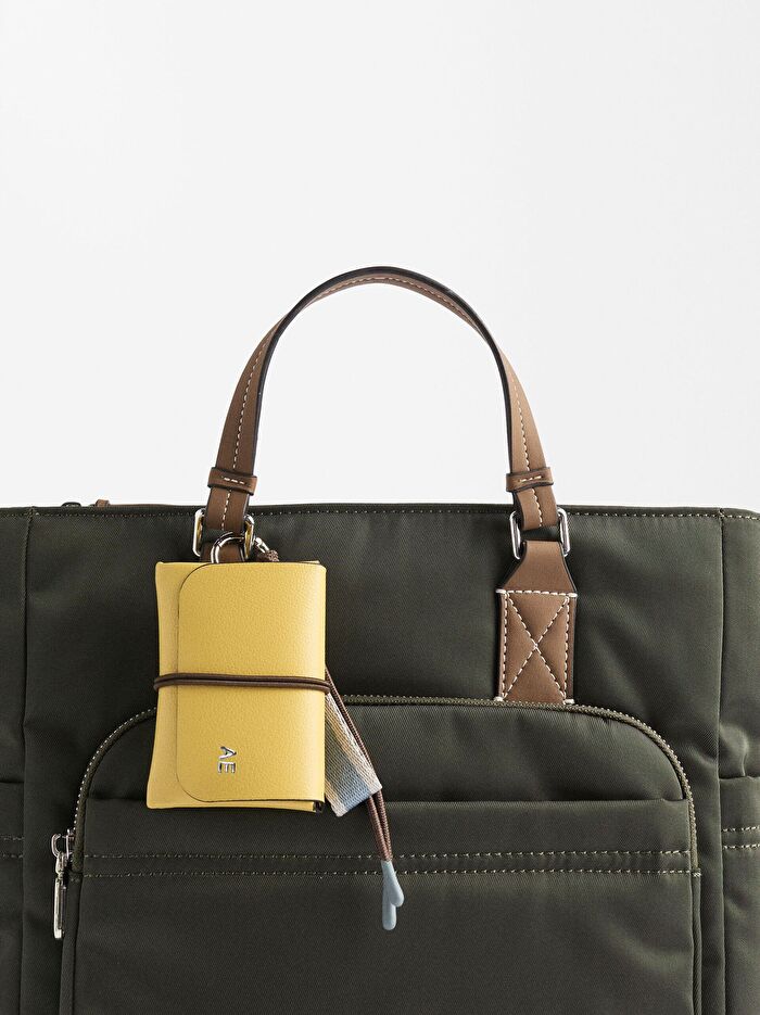 Teknik Kumaş Charm'lı Sırt Çantası