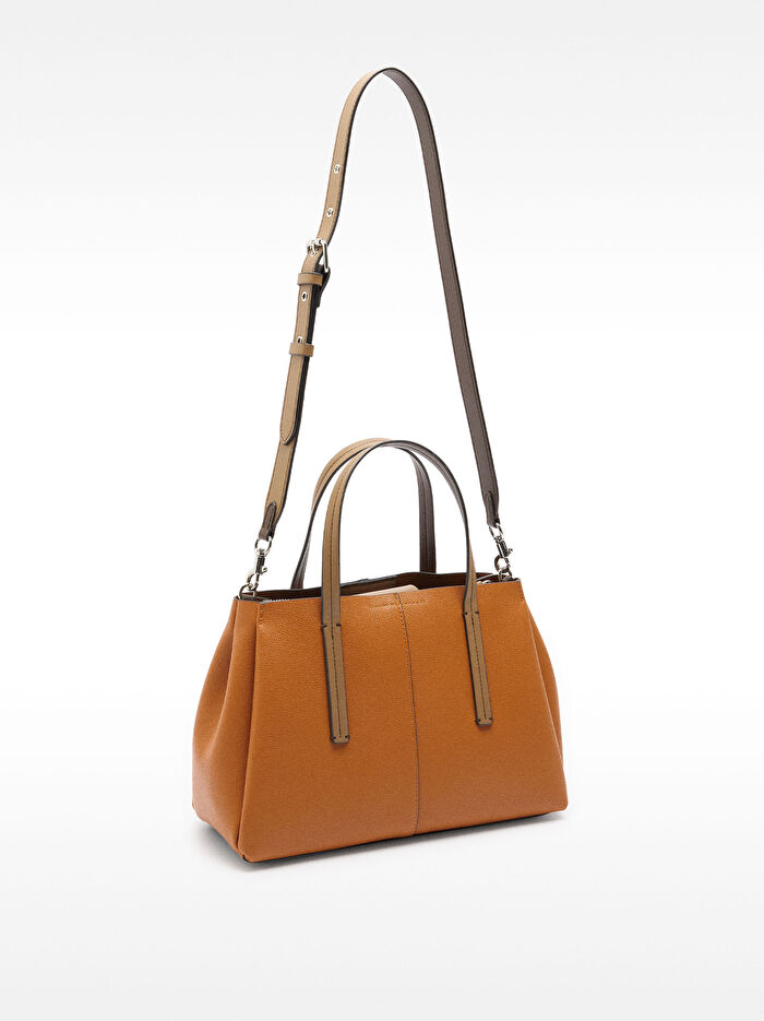 Dokulu ve Charm'lı Tote Çanta