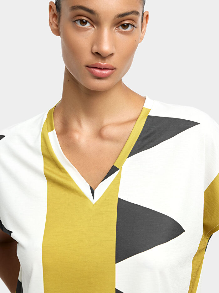 Desenli V Yakalı T-Shirt