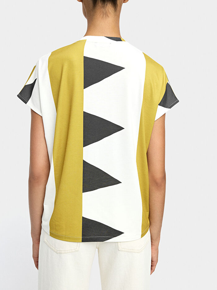 Desenli V Yakalı T-Shirt
