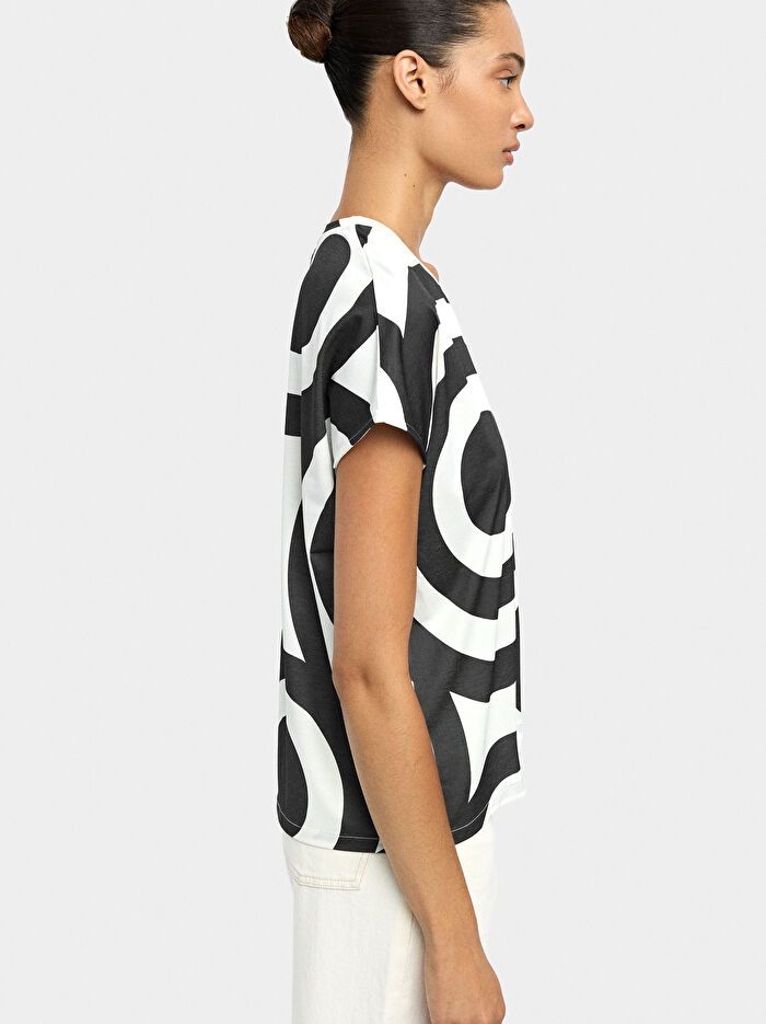 Desenli V Yakalı T-Shirt