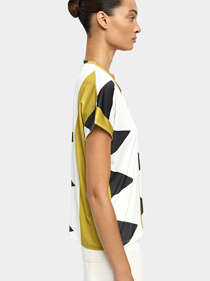 Desenli V Yakalı T-Shirt
