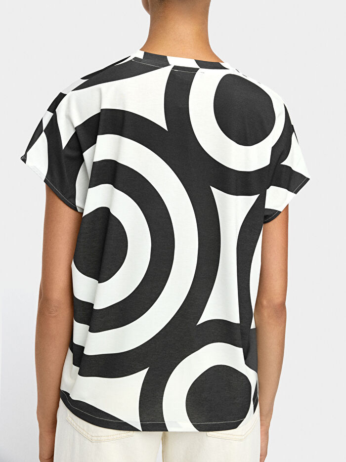 Desenli V Yakalı T-Shirt