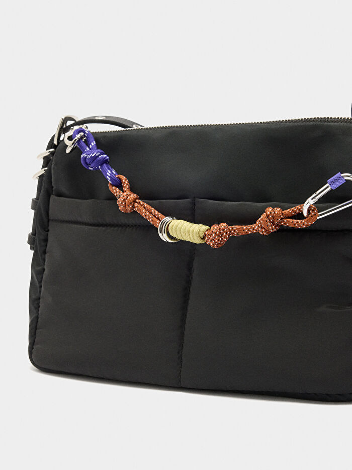 Charm'lı Teknik Kumaş Çapraz Çanta
