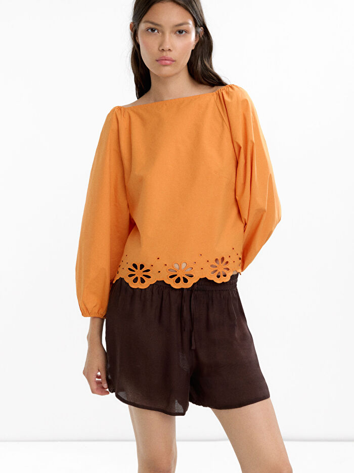 Delikli Nakışlı Bluz