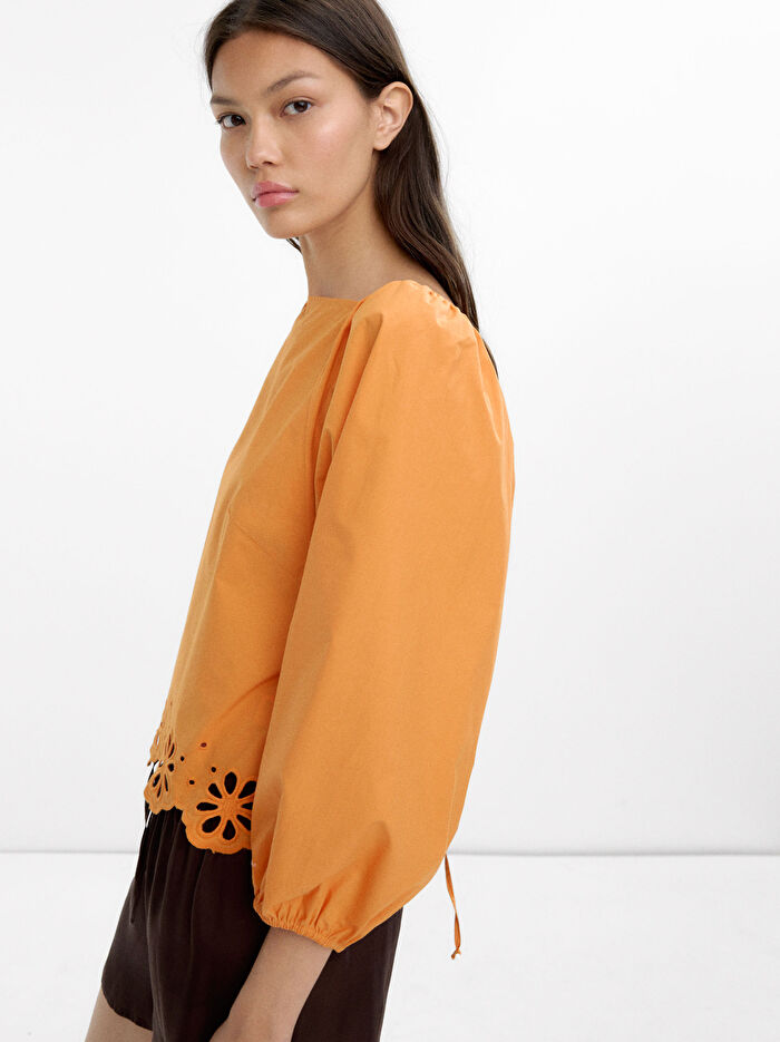 Delikli Nakışlı Bluz