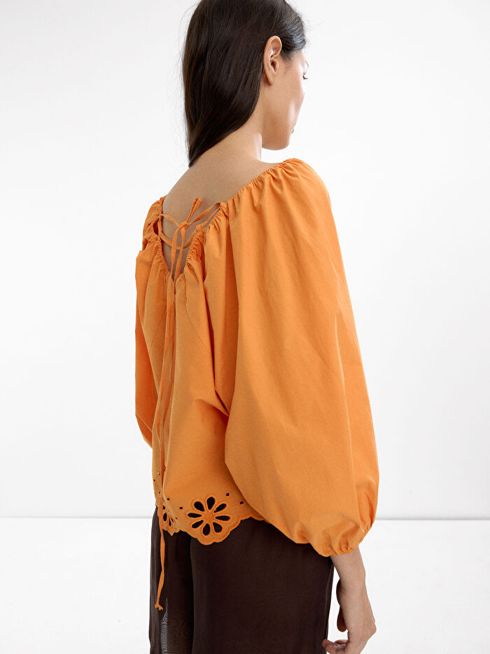 Delikli Nakışlı Bluz