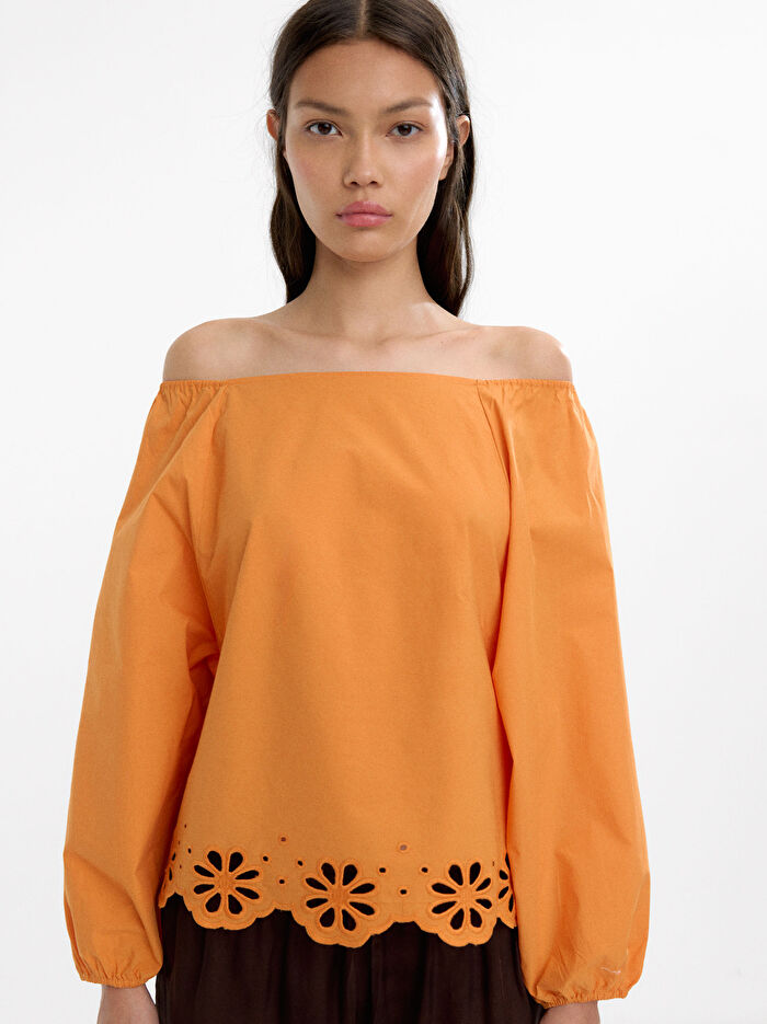 Delikli Nakışlı Bluz