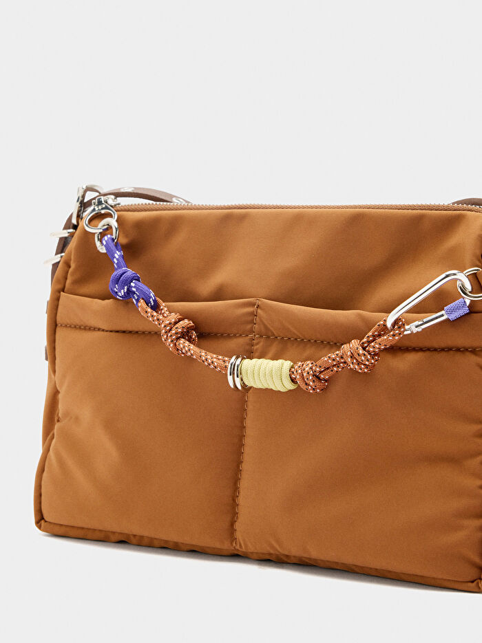 Charm'lı Teknik Kumaş Çapraz Çanta
