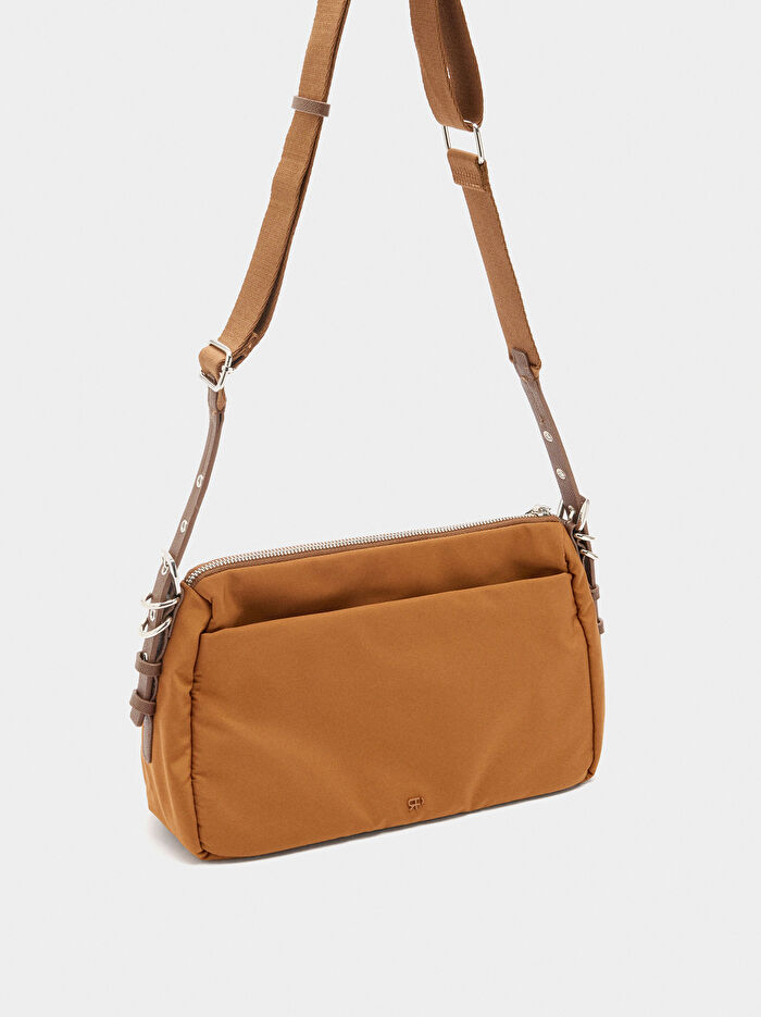 Charm'lı Teknik Kumaş Çapraz Çanta