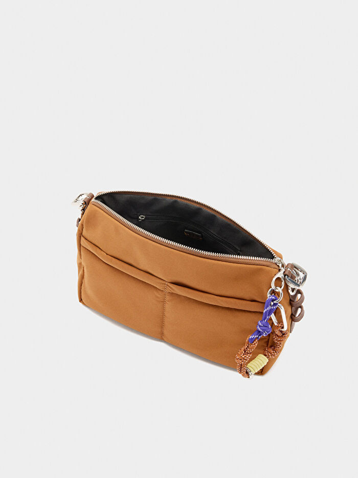 Charm'lı Teknik Kumaş Çapraz Çanta