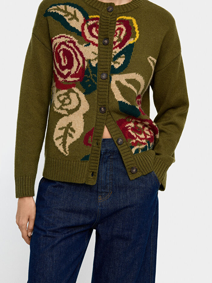 Çiçek Desenli Jakarlı Örme Hırka