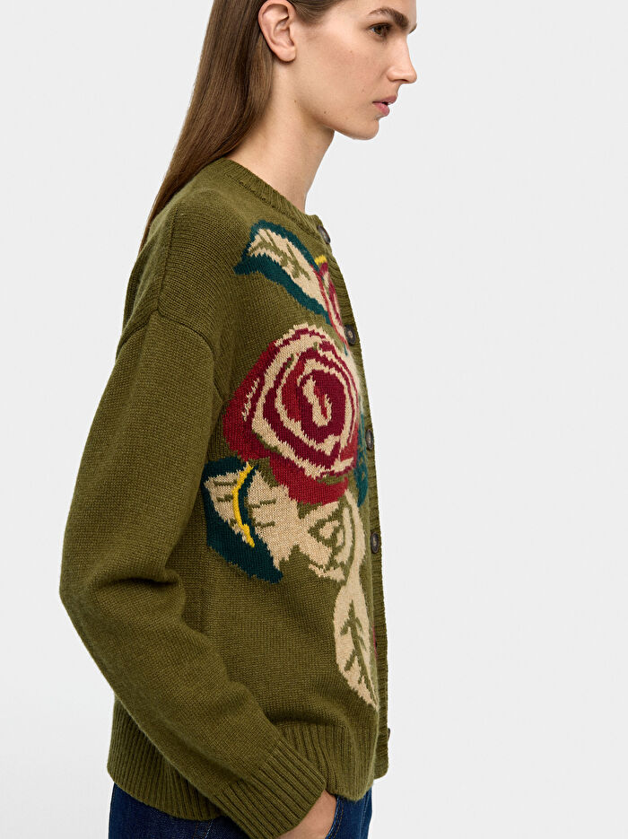 Çiçek Desenli Jakarlı Örme Hırka