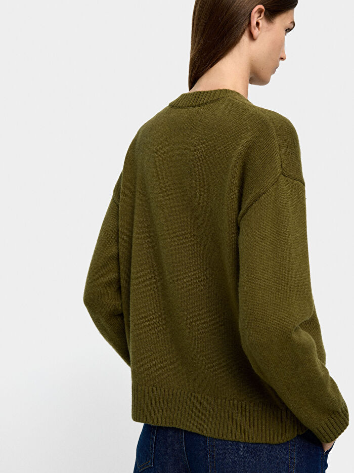 Çiçek Desenli Jakarlı Örme Hırka