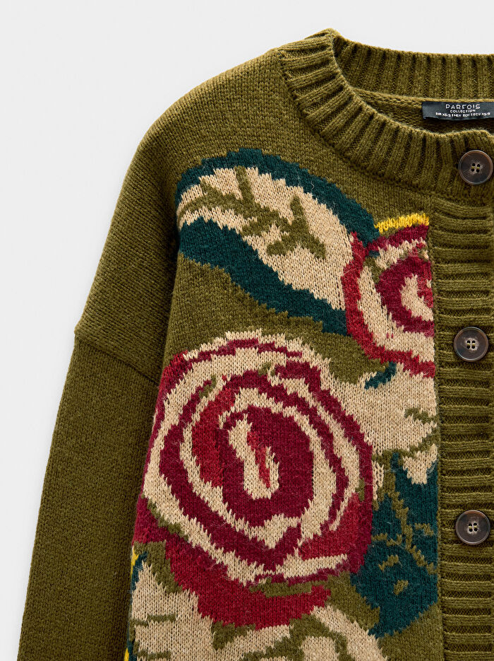 Çiçek Desenli Jakarlı Örme Hırka