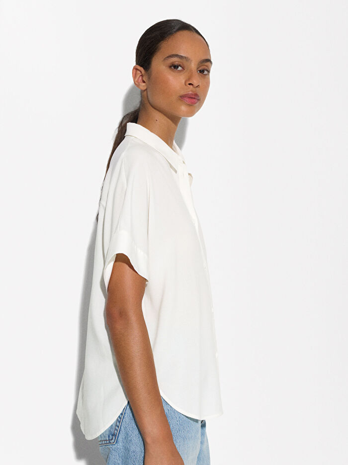 Düğmeli Kısa Kollu Gömlek