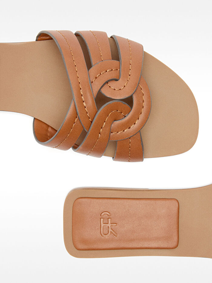 Çapraz Bantlı Düz Sandalet