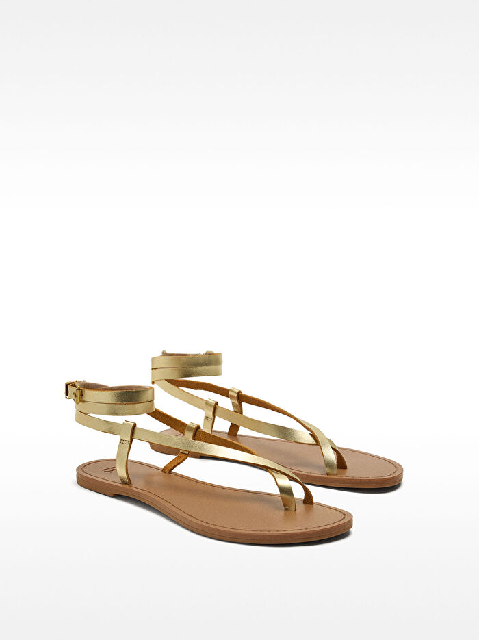 Metal Kayışlı Düz ​​Deri Sandalet