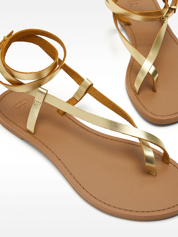 Metal Kayışlı Düz ​​Deri Sandalet