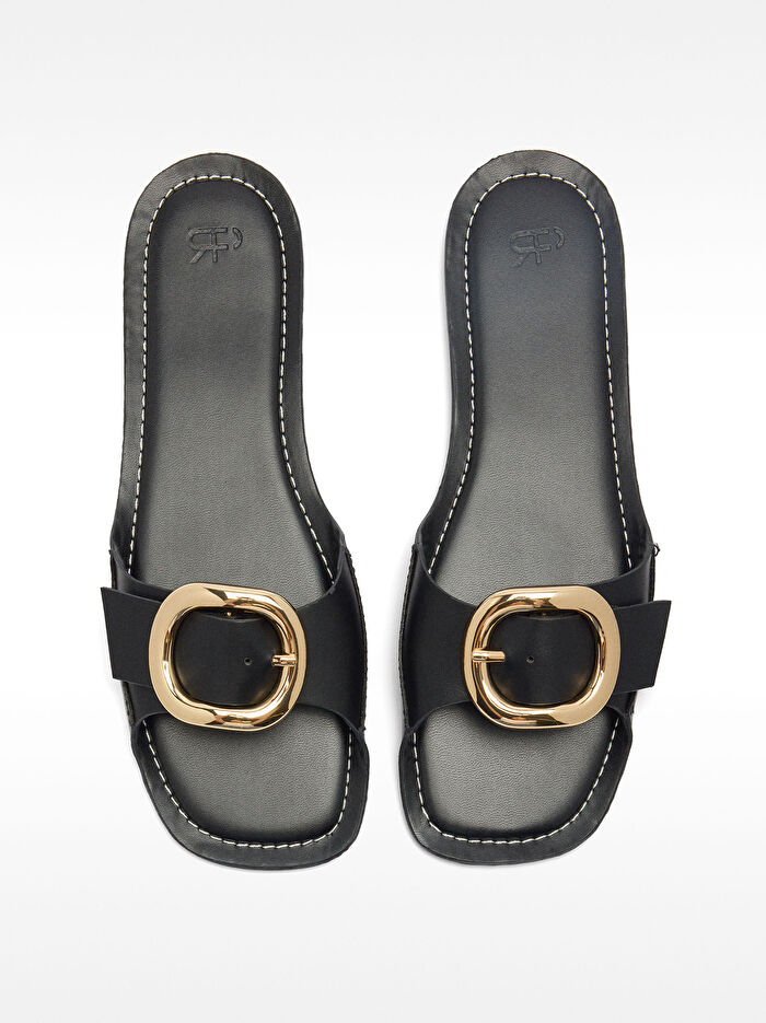 Toka Detaylı Düz Sandalet