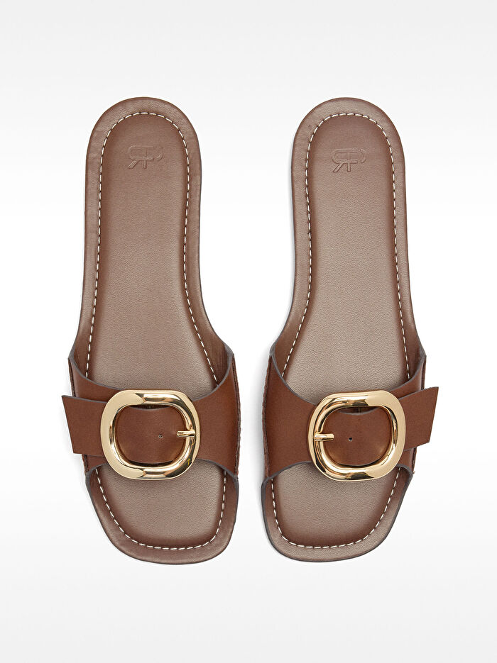 Toka Detaylı Düz Sandalet