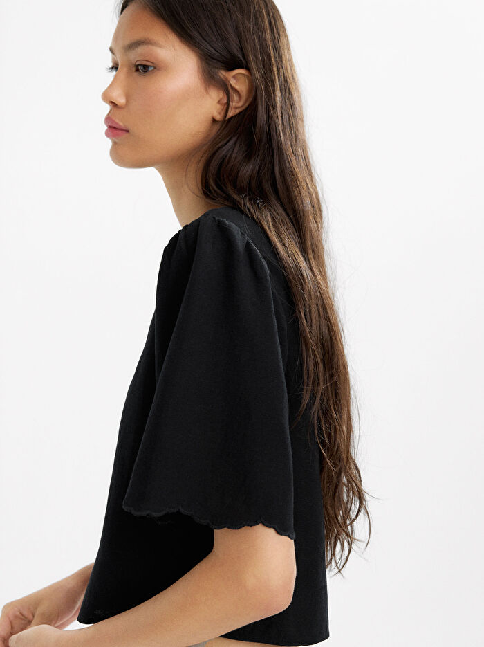 Nakış İşlemeli Kırpık Bluz