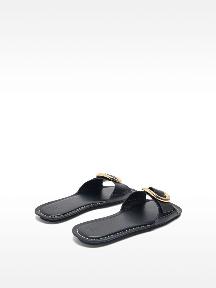 Toka Detaylı Düz Sandalet