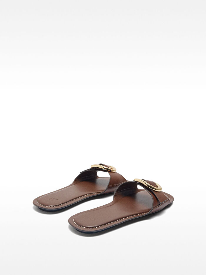 Toka Detaylı Düz Sandalet