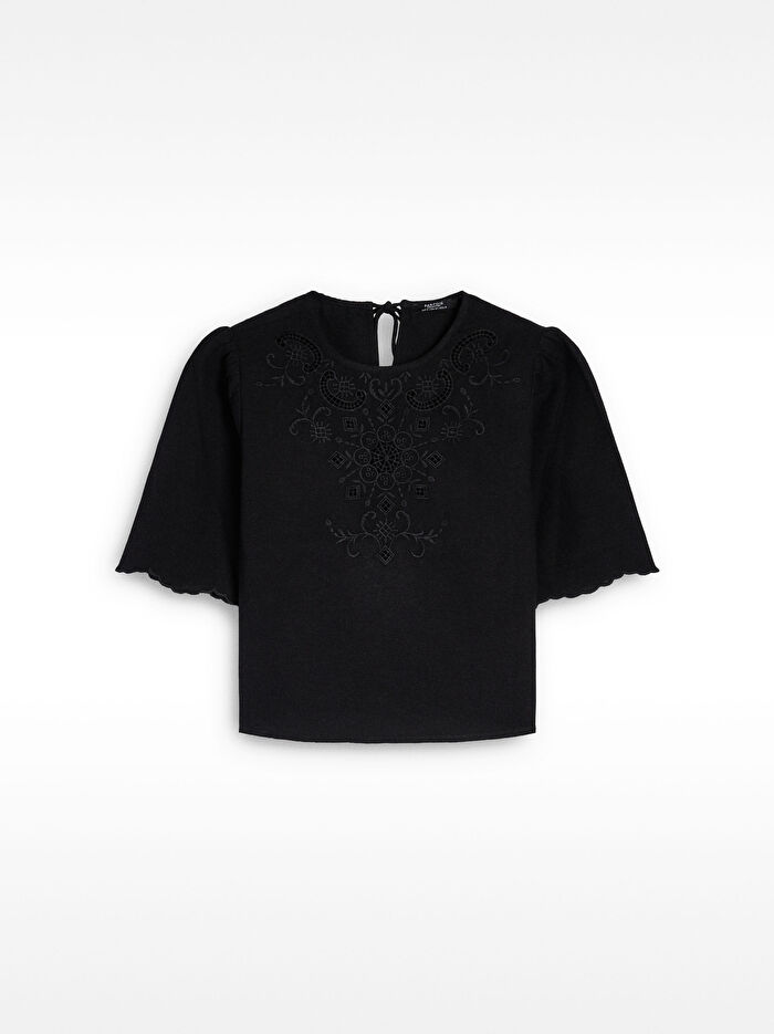 Nakış İşlemeli Kırpık Bluz