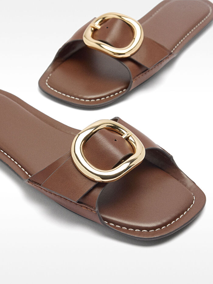 Toka Detaylı Düz Sandalet