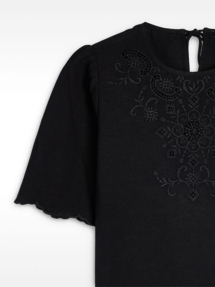 Nakış İşlemeli Kırpık Bluz