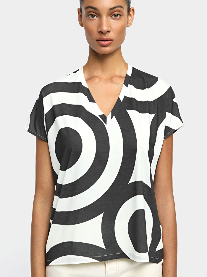 Desenli V Yakalı T-Shirt