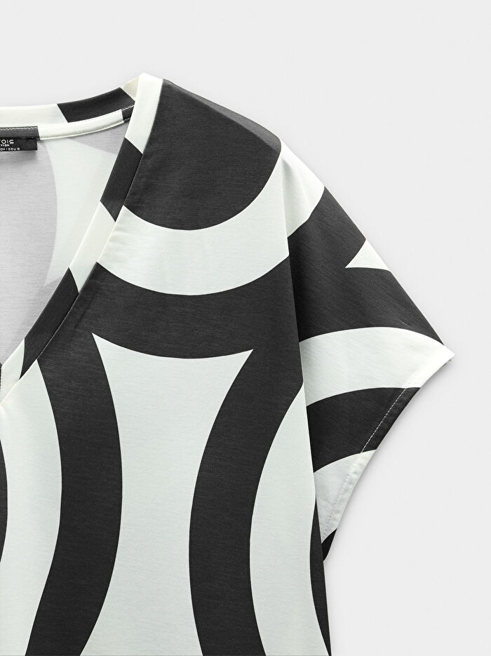 Desenli V Yakalı T-Shirt