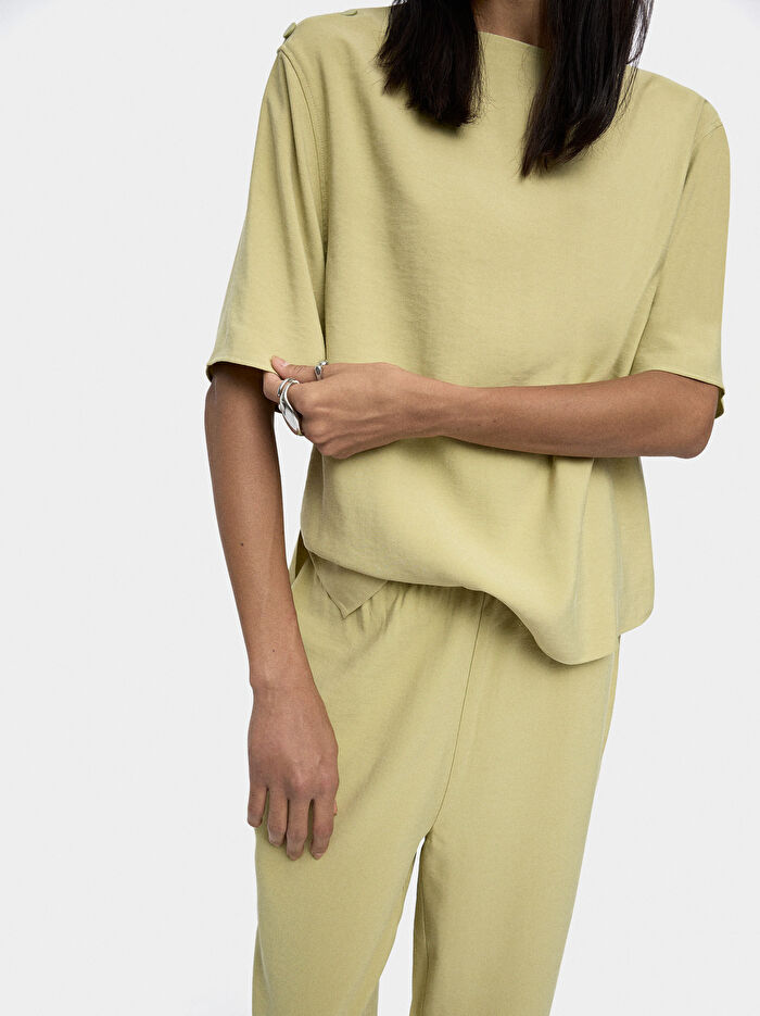 Düğme Detaylı T-Shirt